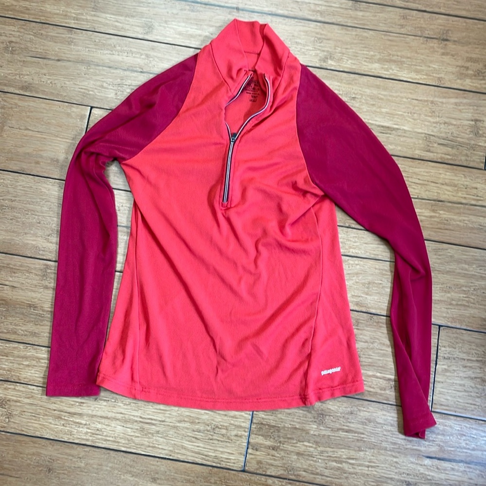Patagonia women’s athletic top. Size small. Long sleeve. Two tone red.